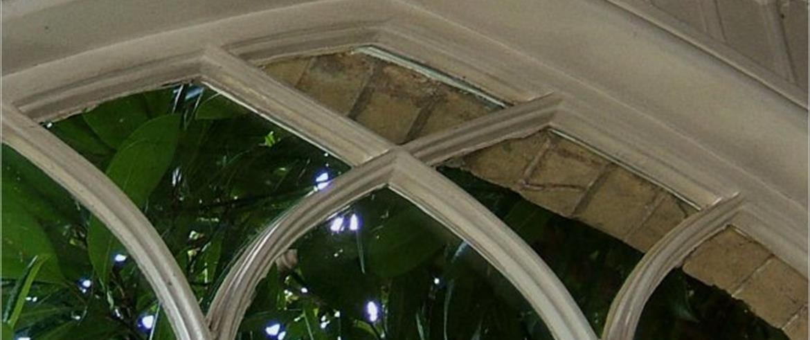 The windows of the main house are all fitted with lamb&#39;s tongue glazing bars of narrow &#39;lamb&#39;s tongue&#39; (or arrow-head) moulding,a thinner sort of glazing bar that developed during the 18th century. These glazing bars are ¾ inch wide and 1 inch deep.
